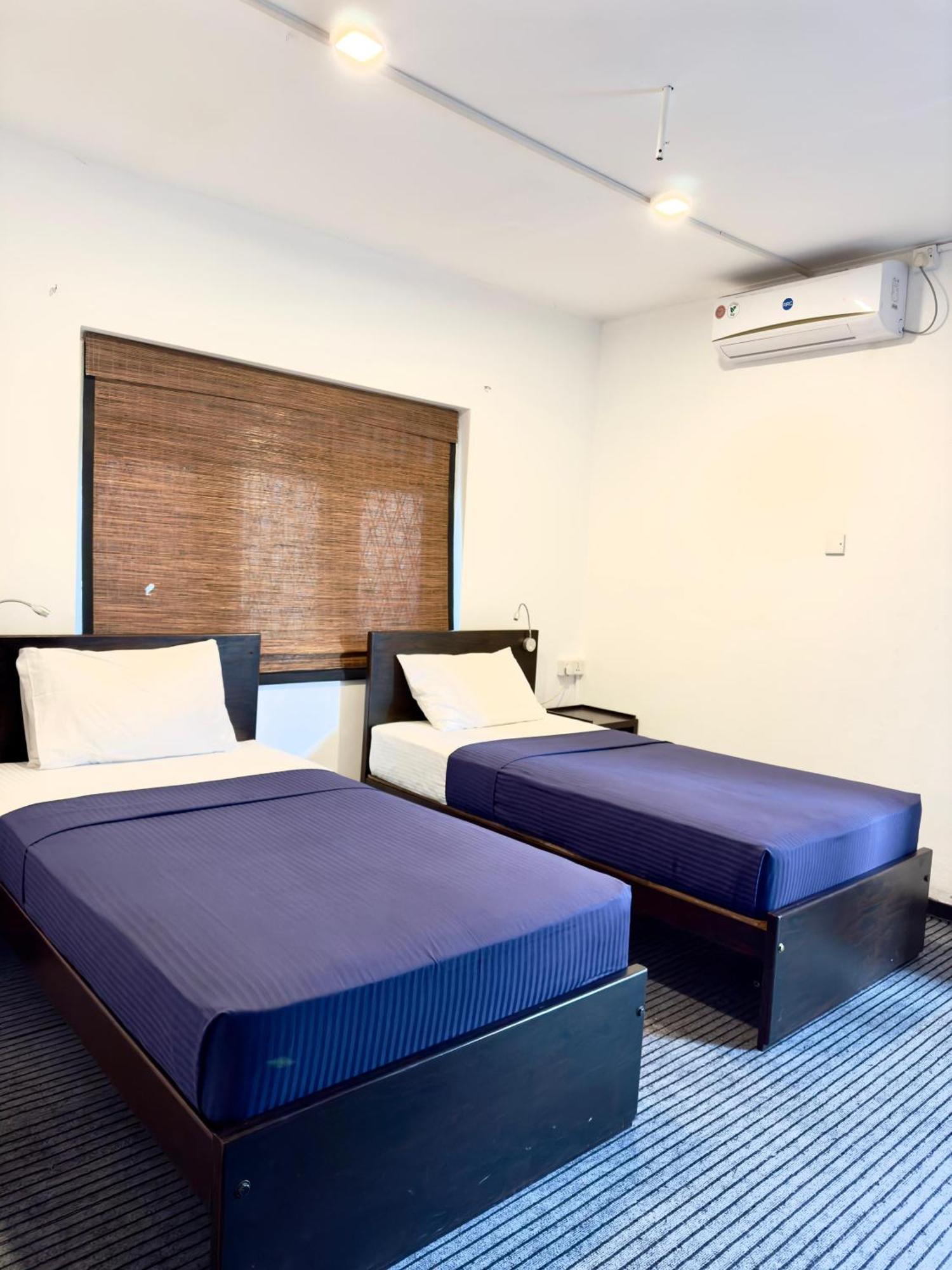 Traveler'S Haven Hostel At Colombo Intl Airport Katunayaka Buitenkant foto